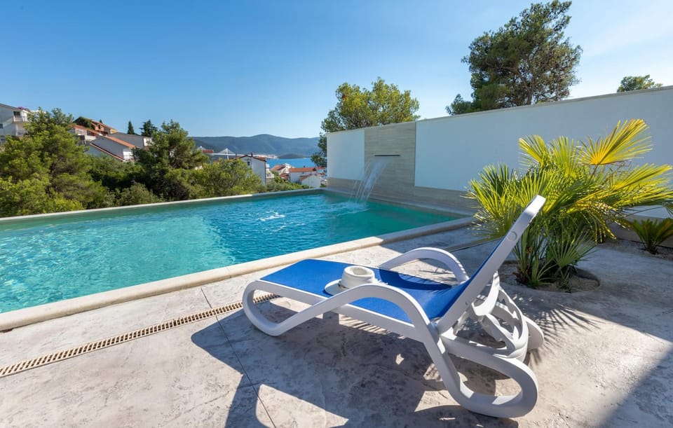 Patio, Day, Natural landscape, Mountain view, Pool view, Swimming pool, Swimming pool, sunbed