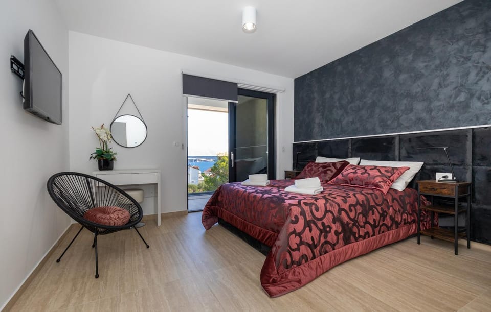 Bed, TV and multimedia, Photo of the whole room, Seating area, Bedroom