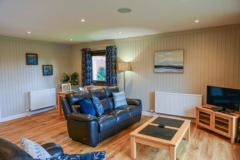 TV and multimedia, Living room, Seating area, Dining area