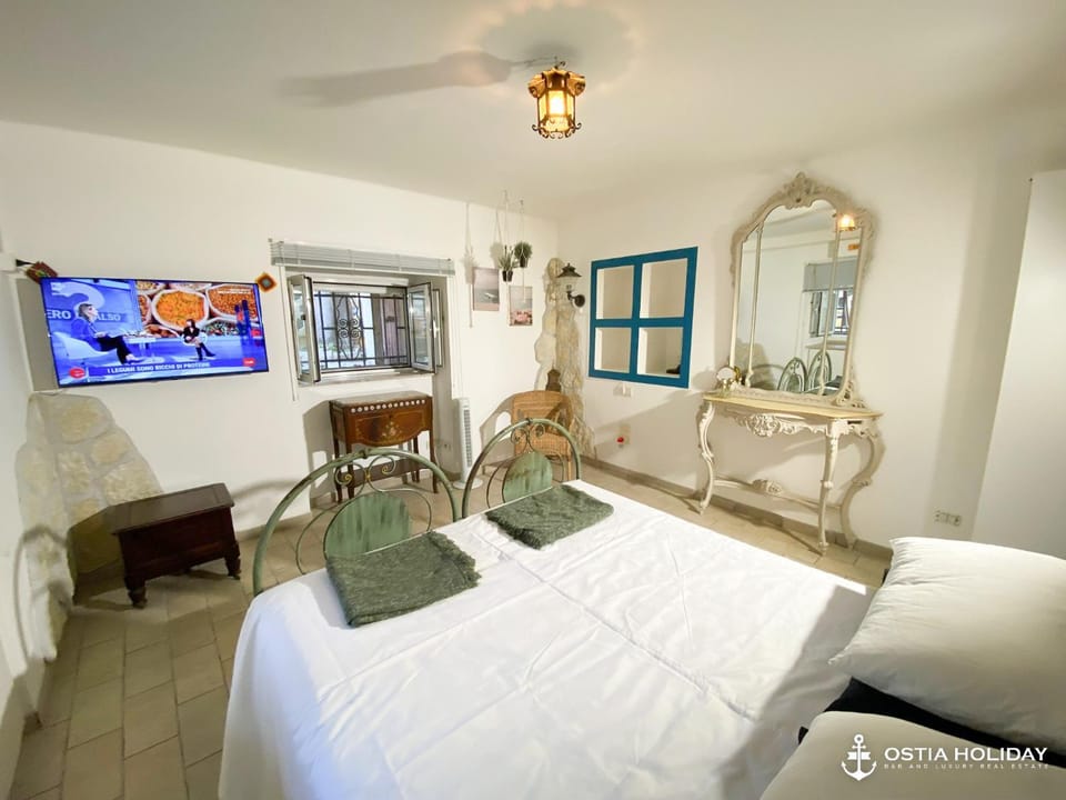 Bed, TV and multimedia, Photo of the whole room, Bedroom