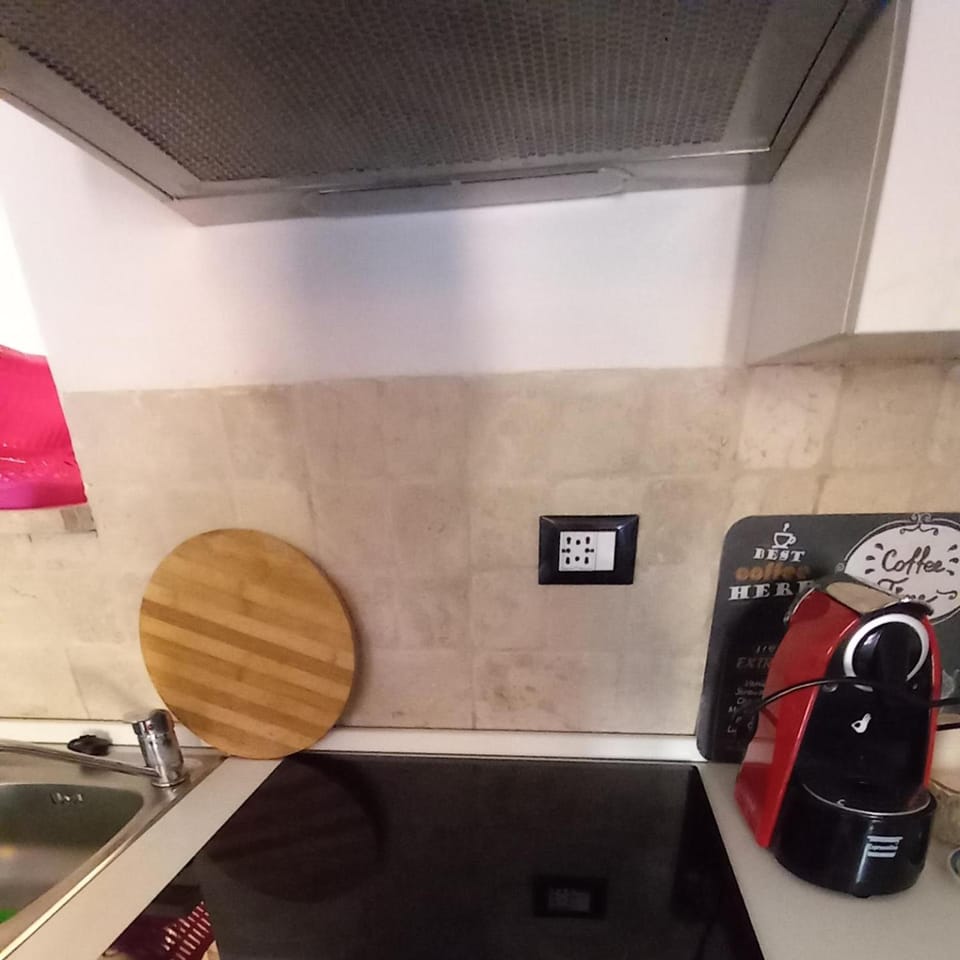 Kitchen or kitchenette, minibar