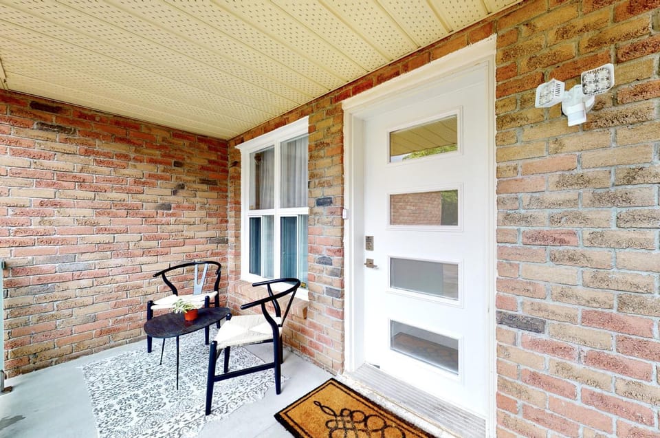 Property building, Patio, Balcony/Terrace, Seating area