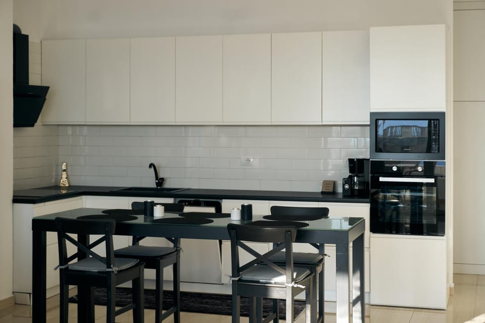 Kitchen or kitchenette, Dining area, dishwasher, microwave, minibar, stove