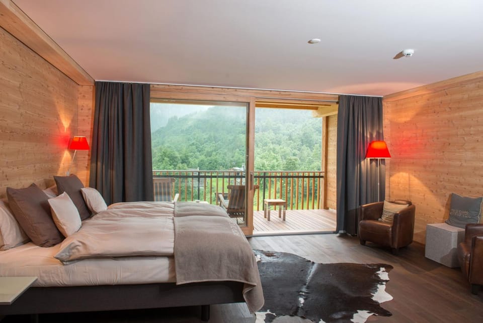 Bed, View (from property/room), Balcony/Terrace, Photo of the whole room, Seating area, Bedroom, Mountain view