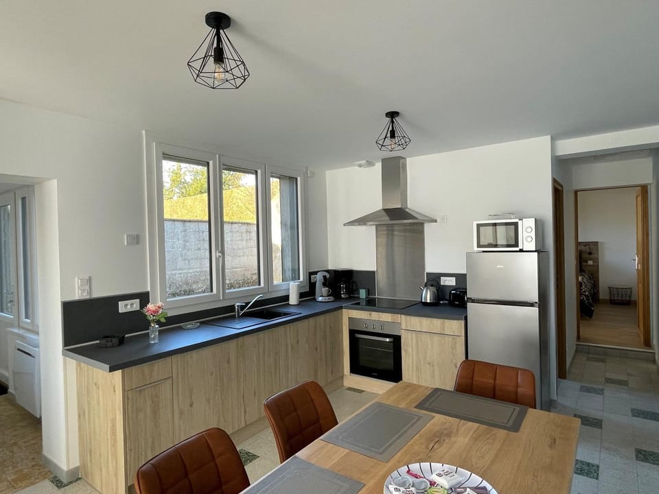 Kitchen or kitchenette, Dining area