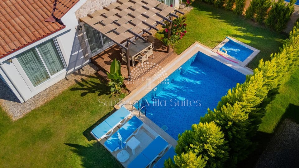 Property building, Day, Garden, Garden view, Pool view, Swimming pool, sunbed
