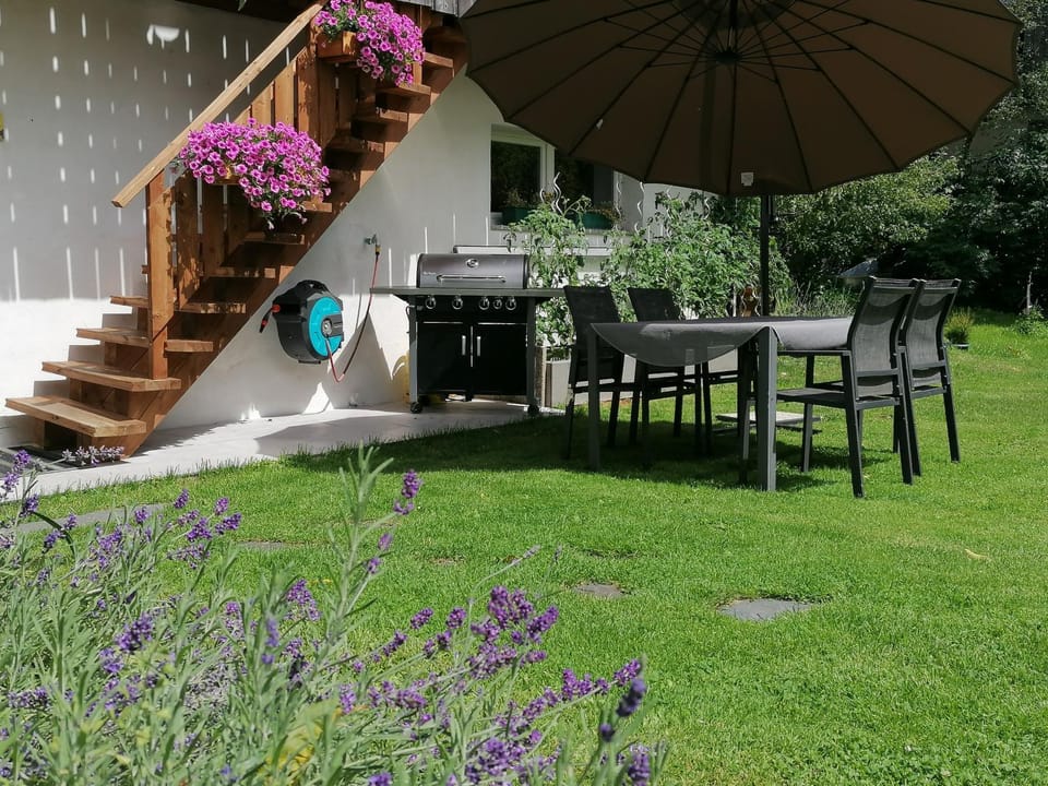 Garden, Seating area, Dining area