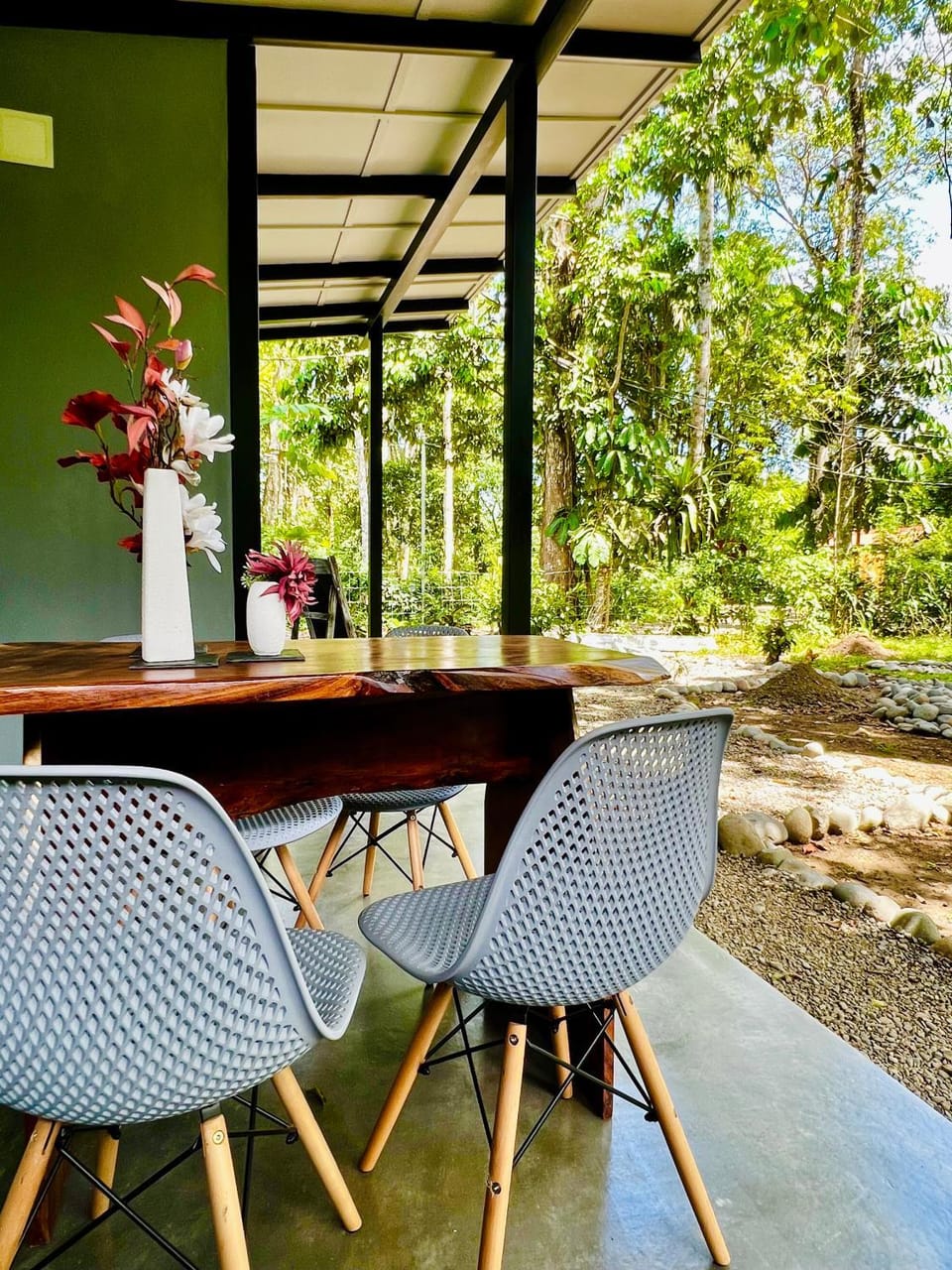 Garden, Seating area, Dining area, Garden view