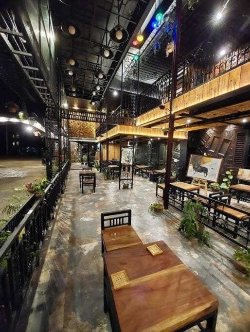 Restaurant/places to eat, Night, Seating area
