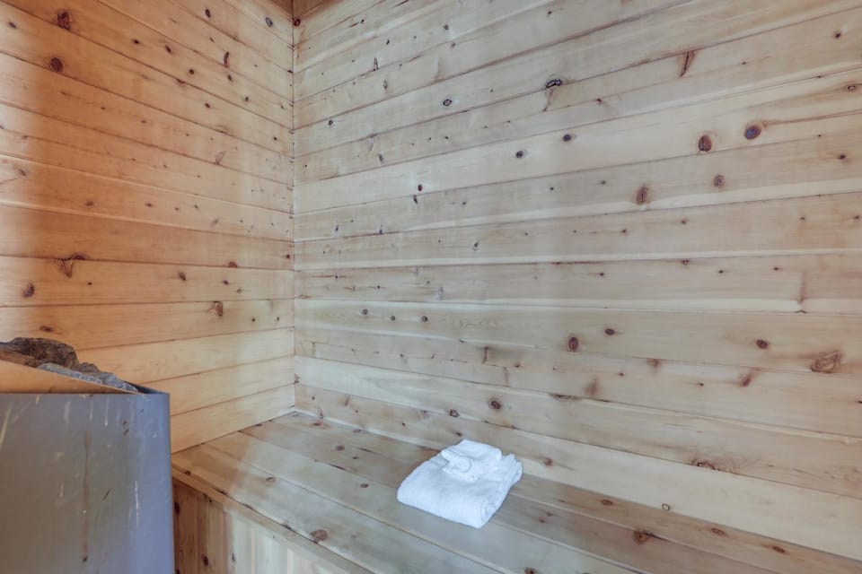Hot Tub & Pet-Friendly! Gatlinburg Resort Cabin Cabin in Gatlinburg