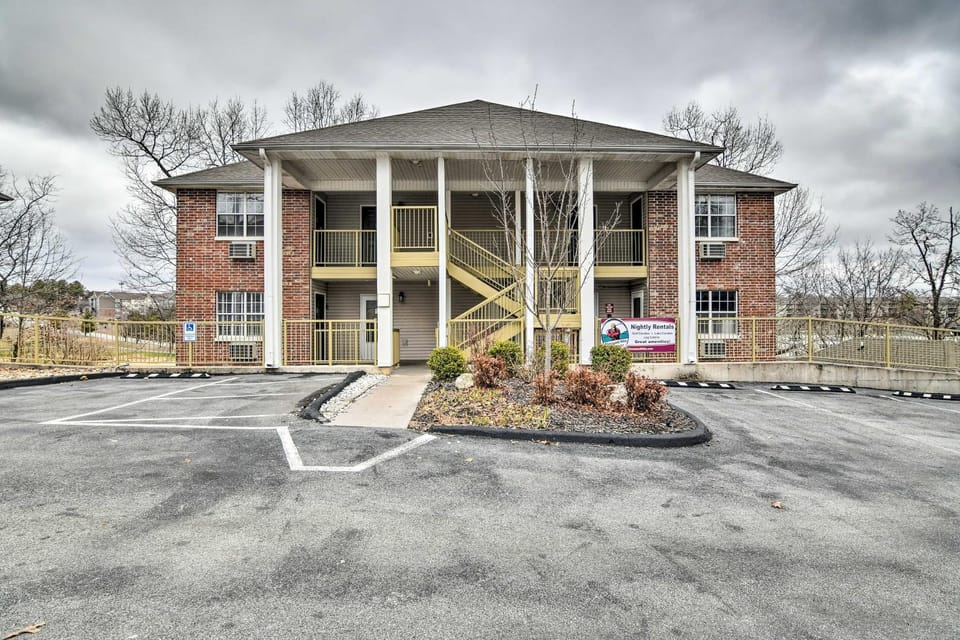 Branson Condo w/ Pool & Golf Course Views! House in Branson