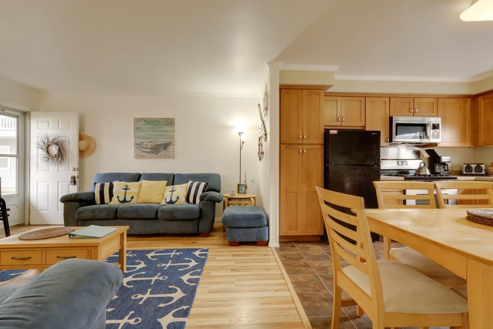 Walk to Bay & Ocean City Beach! 'English Condo' House in Ocean City