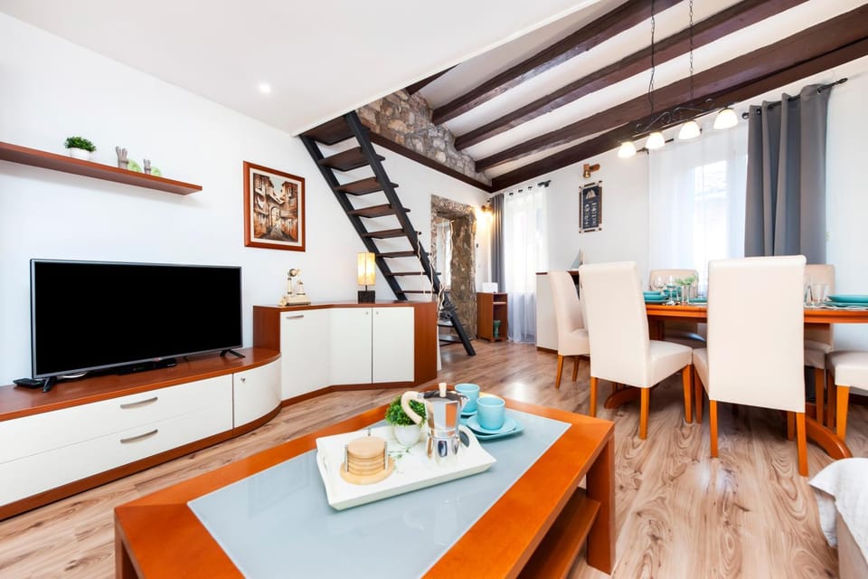 TV and multimedia, Living room, Seating area, Dining area