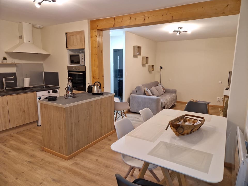 Kitchen or kitchenette, Seating area, Dining area