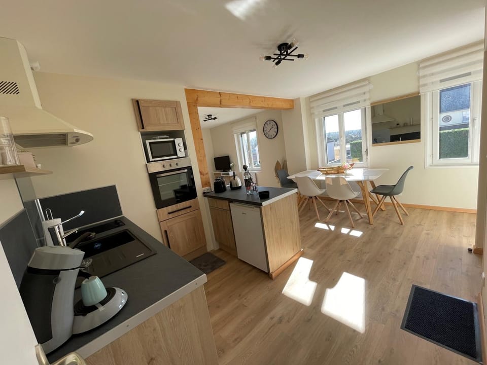 Kitchen or kitchenette, Dining area