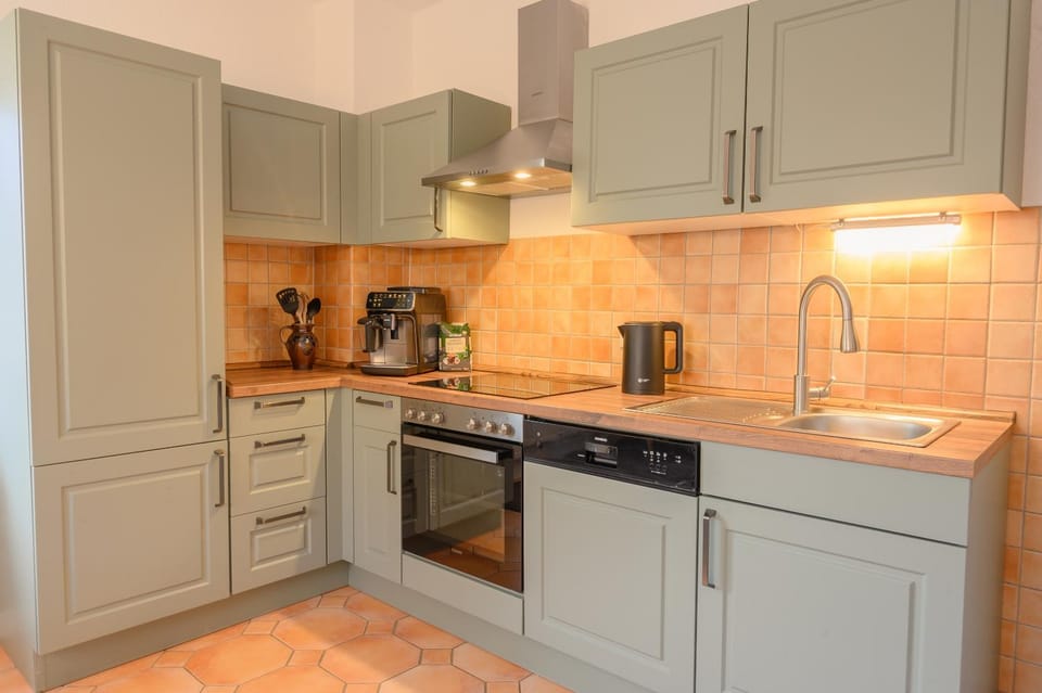 Coffee/tea facilities, Kitchen or kitchenette, dishwasher, stove, toaster