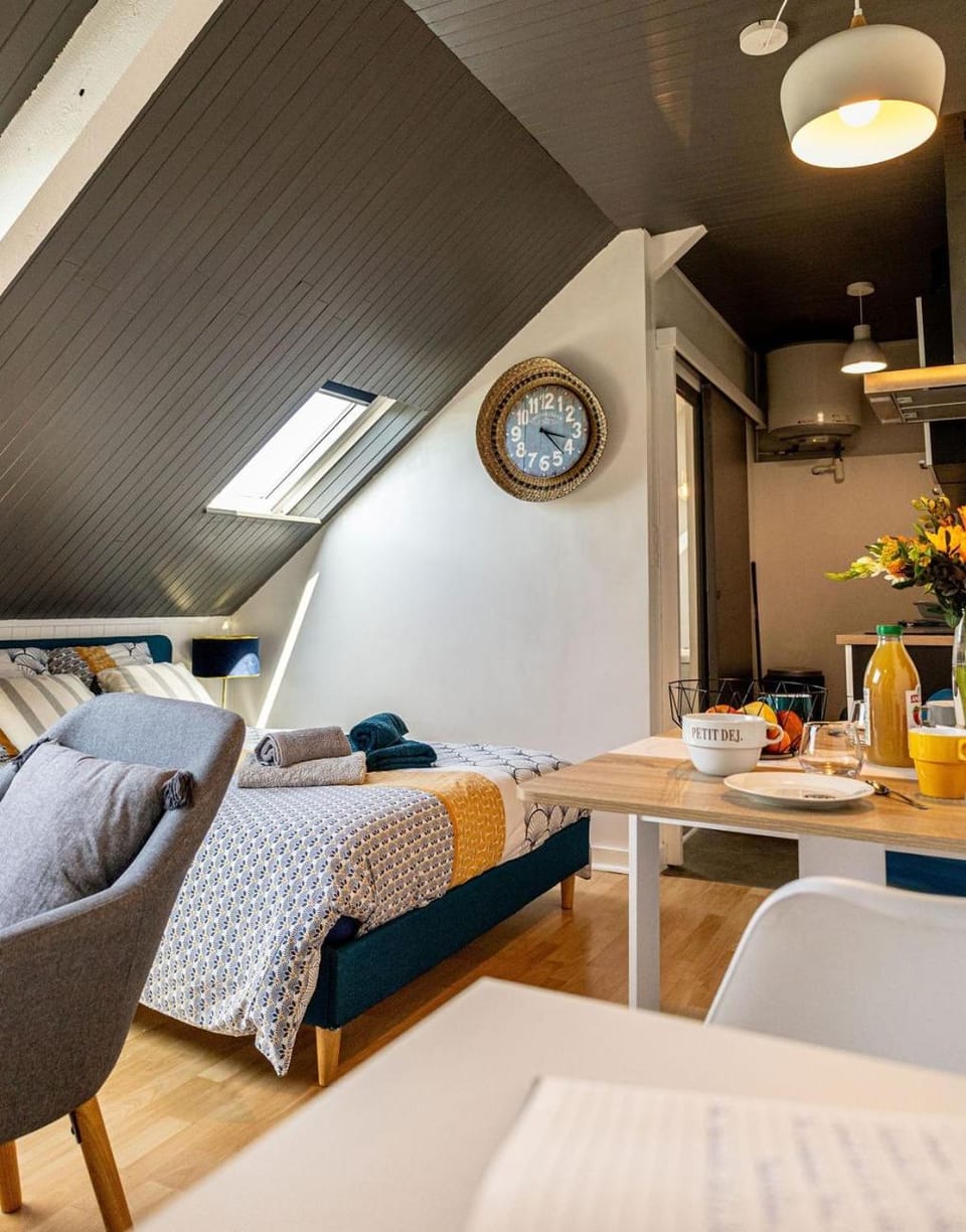 Bed, Dining area, Bedroom