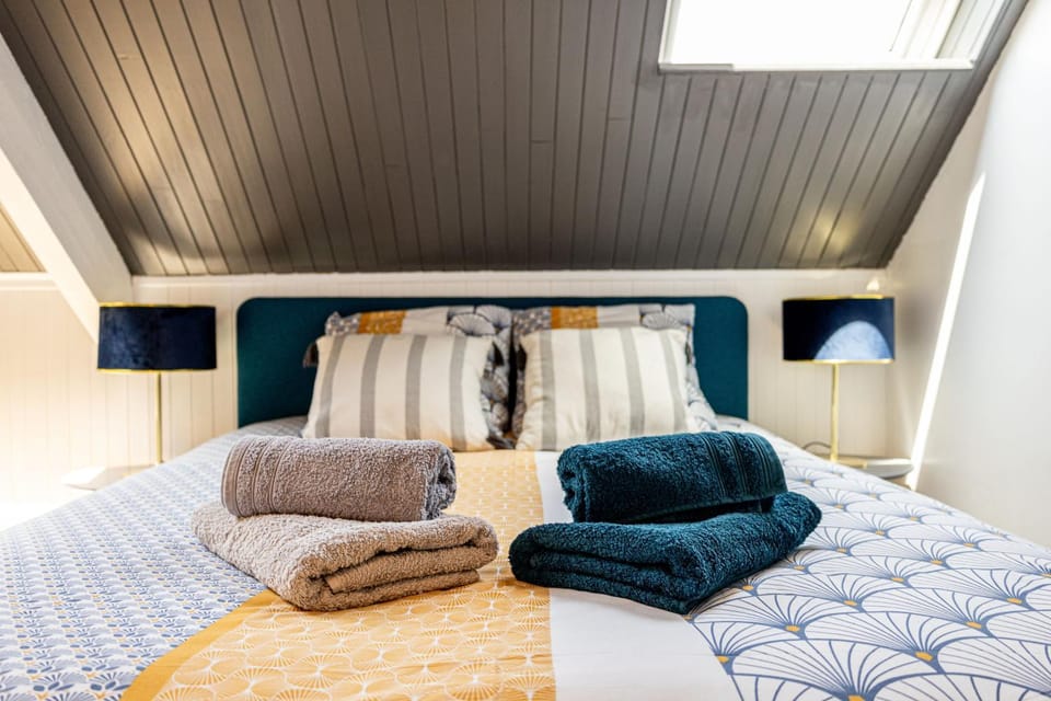 Bed, Photo of the whole room, Bedroom, towels