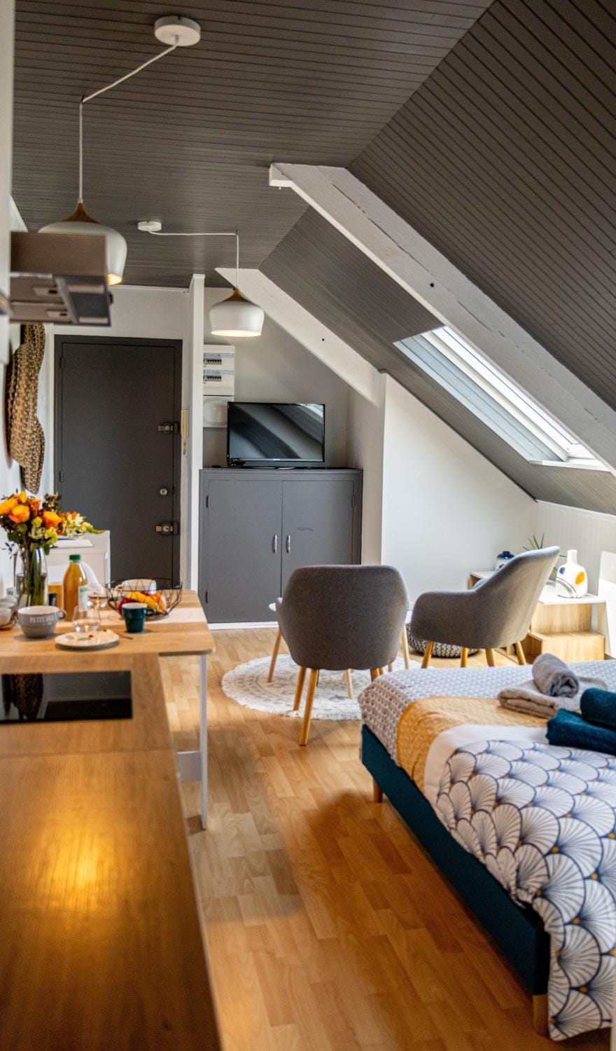 Bed, Living room, Photo of the whole room, Seating area, Dining area, Bedroom
