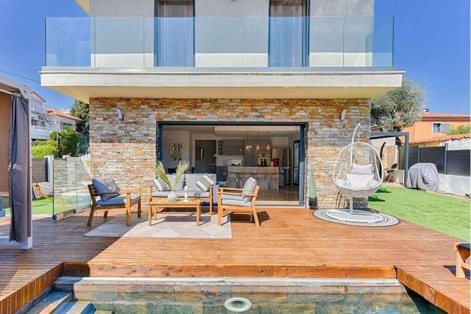 Patio, BBQ facilities, Garden, Living room