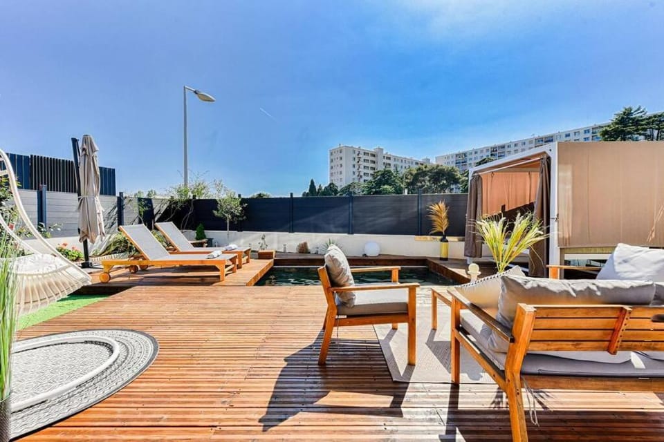 Patio, Day, Garden, Swimming pool