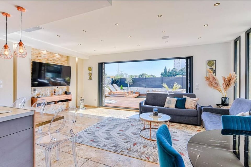 TV and multimedia, Living room, Seating area, Dining area