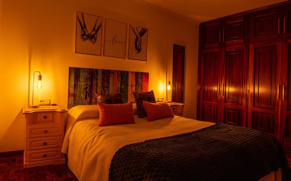 Photo of the whole room, Bedroom, wardrobe