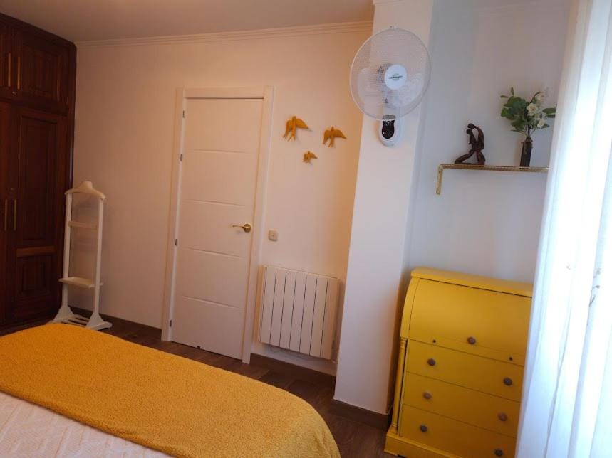 Photo of the whole room, Bedroom, wardrobe