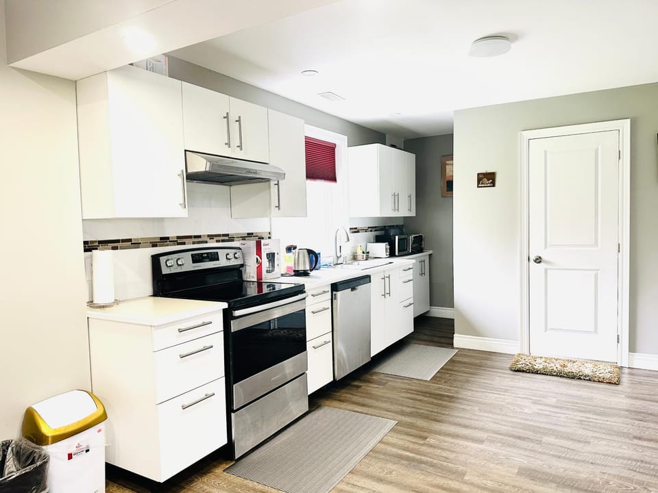 Coffee/tea facilities, Kitchen or kitchenette, dishwasher, minibar, pet friendly, stove, toaster, washing machine, dryer, kitchen