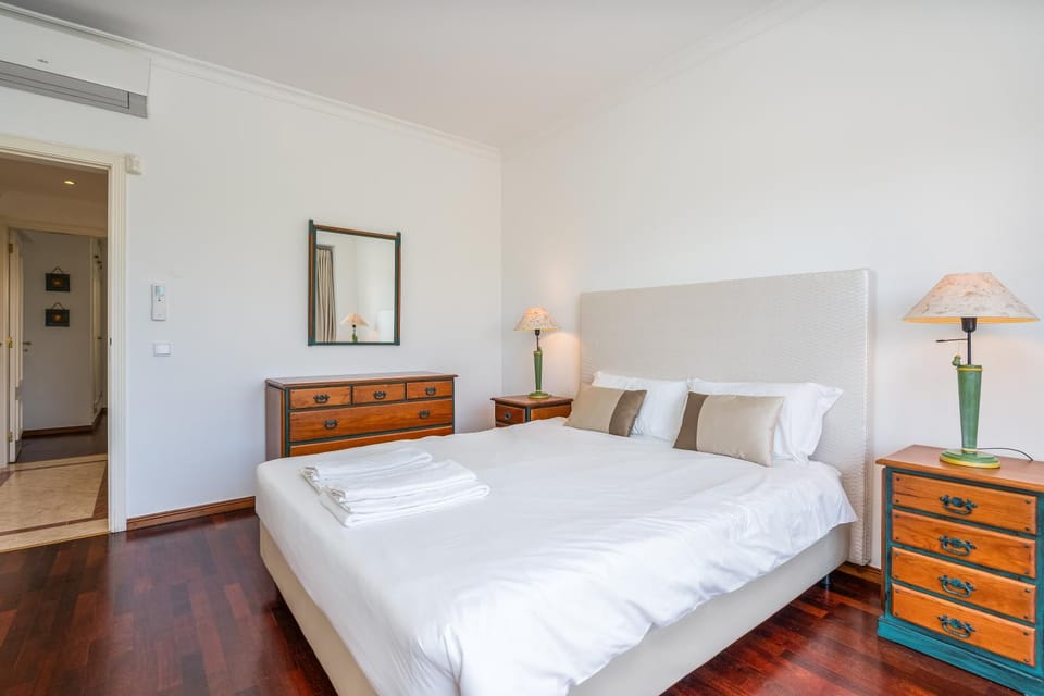 Vilamoura Central 2 Bedroom Flat Apartment in Quarteira