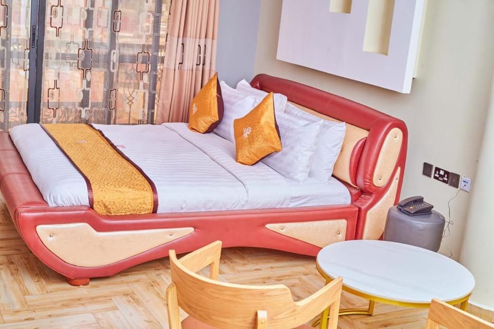Bed, Photo of the whole room, Seating area, Bedroom