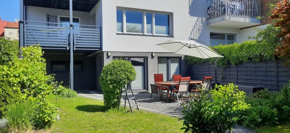 Patio, Day, Garden, Dining area, Garden view