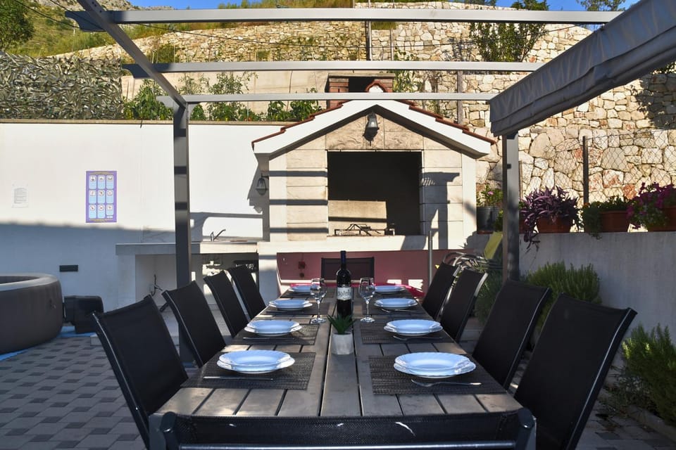 Property building, Patio, Day, BBQ facilities, Seating area, Dining area