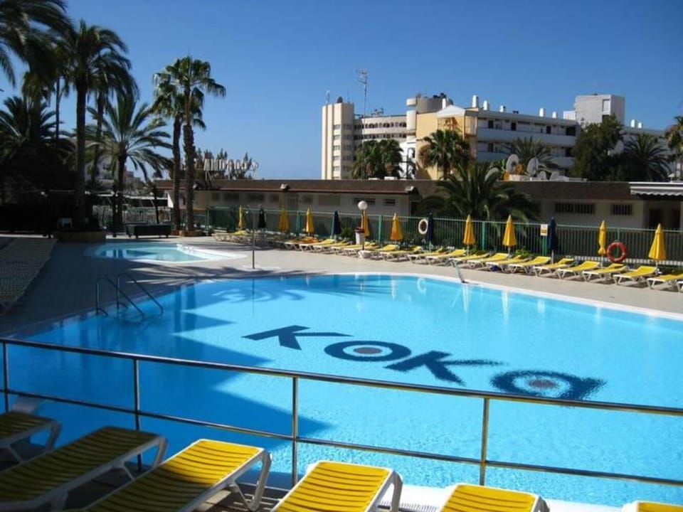 Swimming pool, sunbed