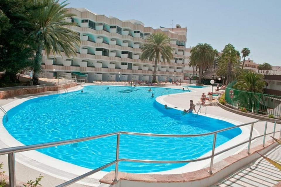 Property building, Swimming pool, sunbed