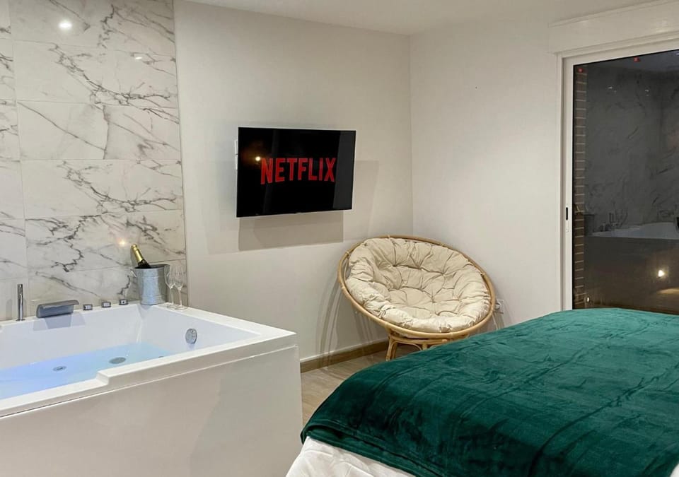 Bed, Spa and wellness centre/facilities, Bedroom