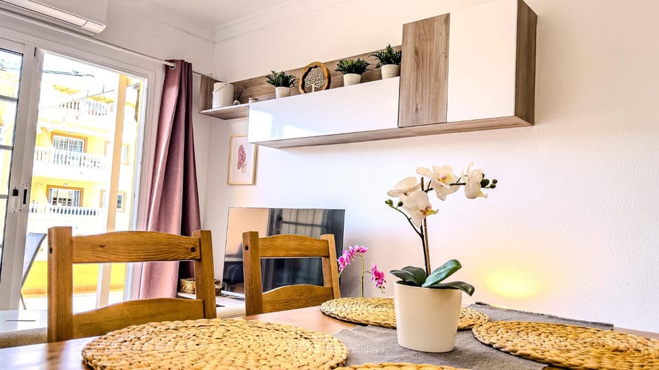 TV and multimedia, Living room, Decorative detail, Dining area