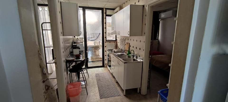 Kitchen or kitchenette, Dining area, minibar, stove