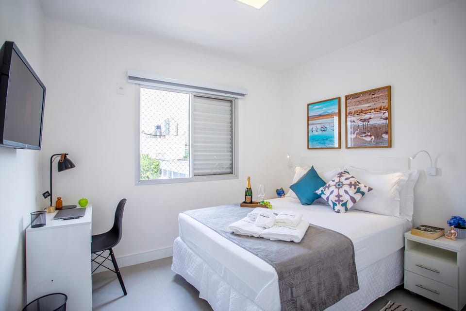 Bed, TV and multimedia, Photo of the whole room, Bedroom