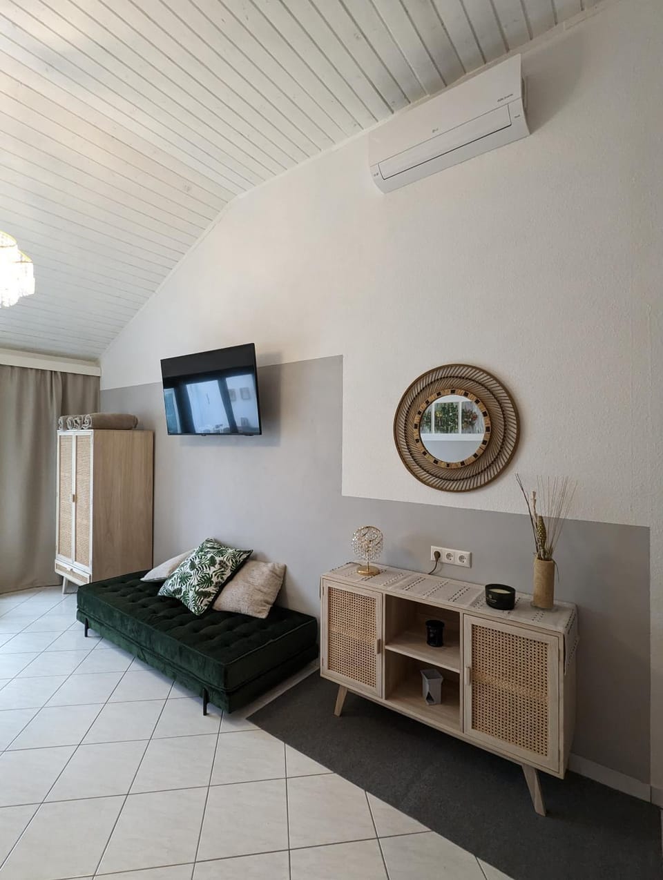 Bed, TV and multimedia, Living room, Photo of the whole room, Seating area, Bedroom, fireplace, air conditioner
