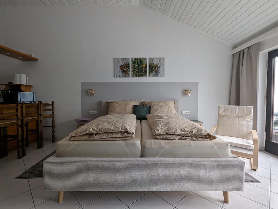 Bed, Living room, Photo of the whole room, Seating area, Bedroom