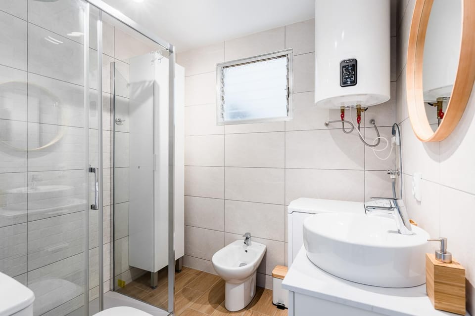 Shower, Toilet, Bathroom, bidet, towels