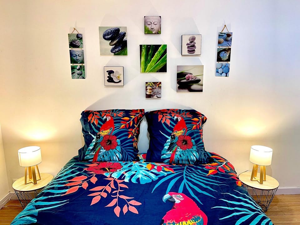 Bed, Photo of the whole room, Decorative detail, Bedroom