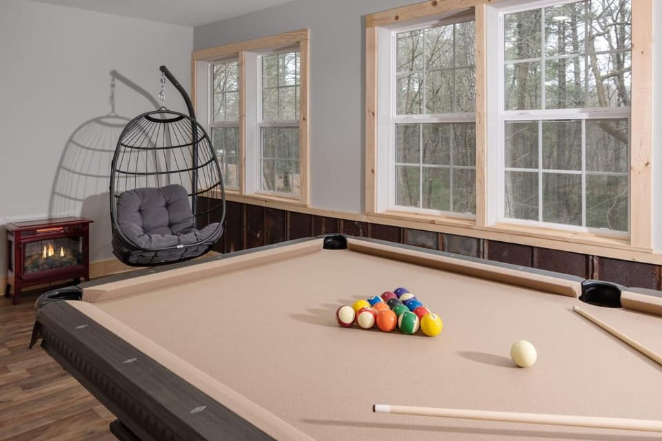 Boone Getaway Dog Friendly, Hot Tub, Fire Pit! House in Watauga