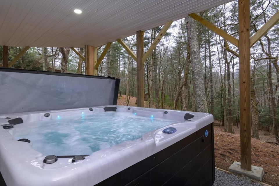 Boone Getaway Dog Friendly, Hot Tub, Fire Pit! House in Watauga