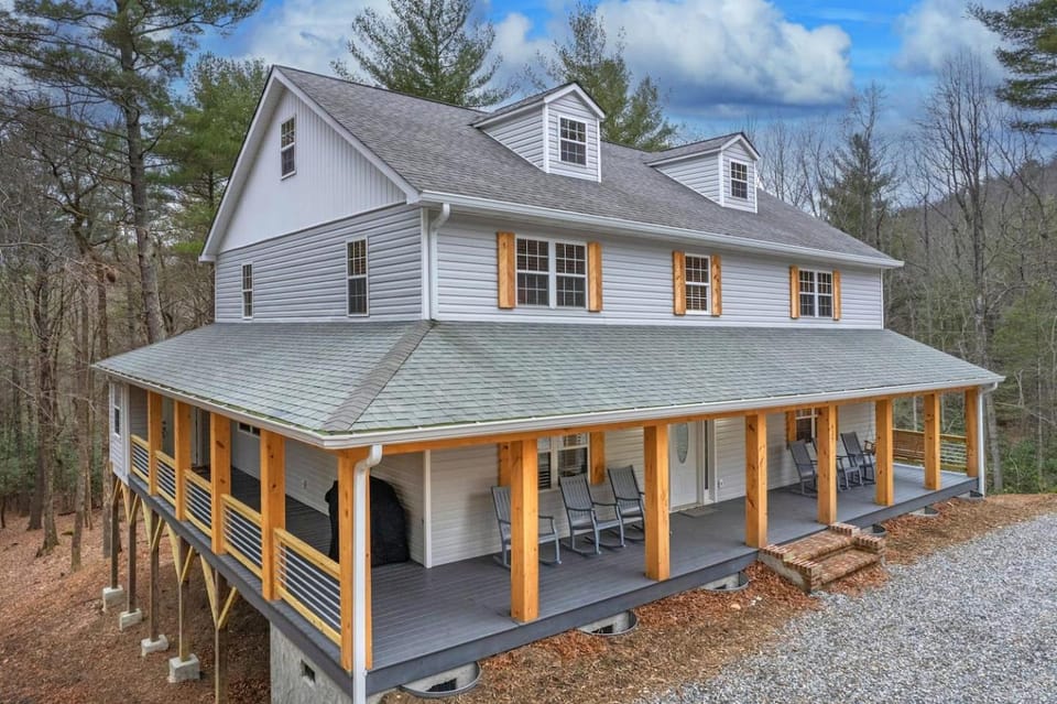 Boone Getaway Dog Friendly, Hot Tub, Fire Pit! House in Watauga
