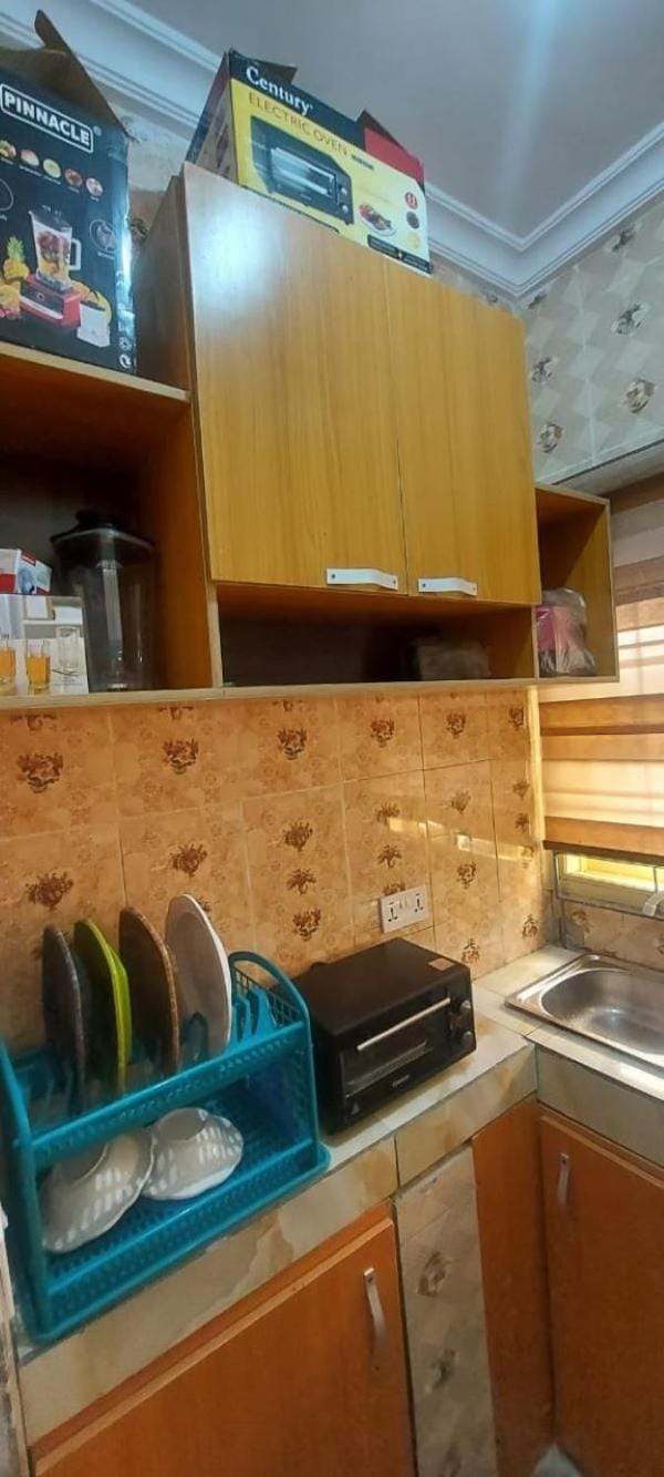 Kitchen or kitchenette, minibar