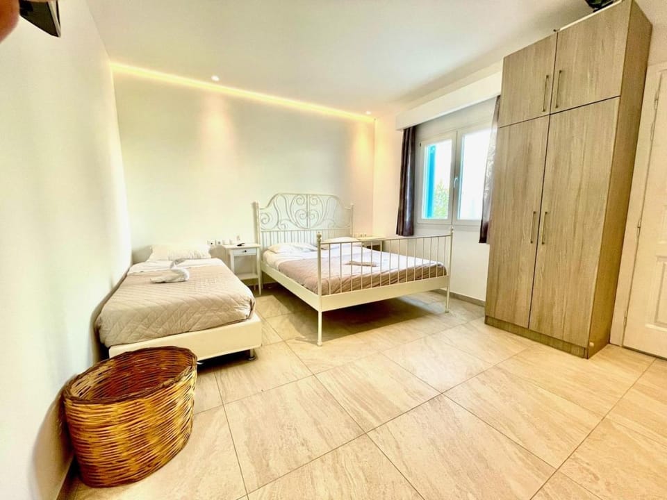 Photo of the whole room, Bedroom, wardrobe