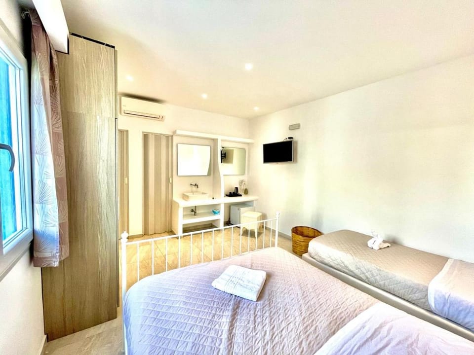 Bed, TV and multimedia, Photo of the whole room, Bedroom, hair dresser, towels, air conditioner