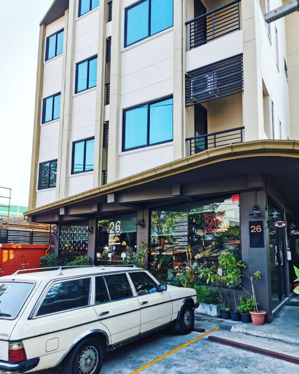 Property building, Day, Balcony/Terrace, Location, Parking